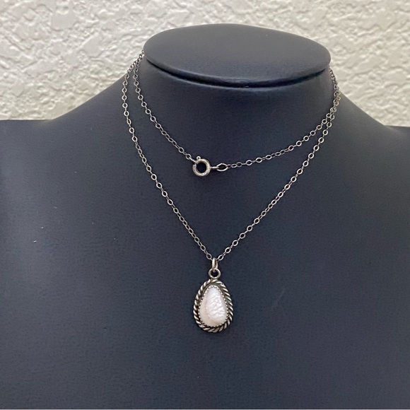 Vintage Native American Sterling Silver Mother Of Pearl Teardrop Pendant Necklac - Picture 2 of 15